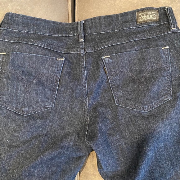 Dark Washed Denim flare bottom Levi’s 🌸 - Picture 4 of 8